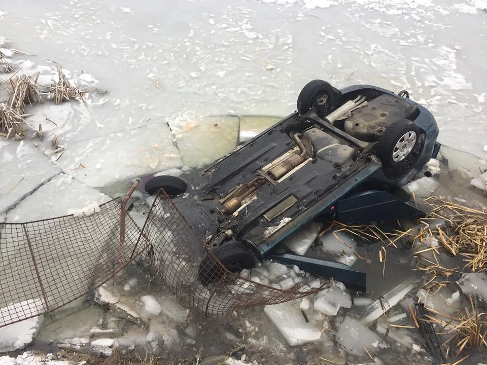 Do požární nádrže ve Strážkovicích sjelo auto