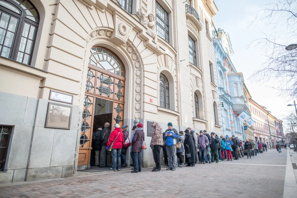 Česká národní banka vydala další sadu výročních dvacetikorun. Na Lannovce lidé stáli dlouhou frontu