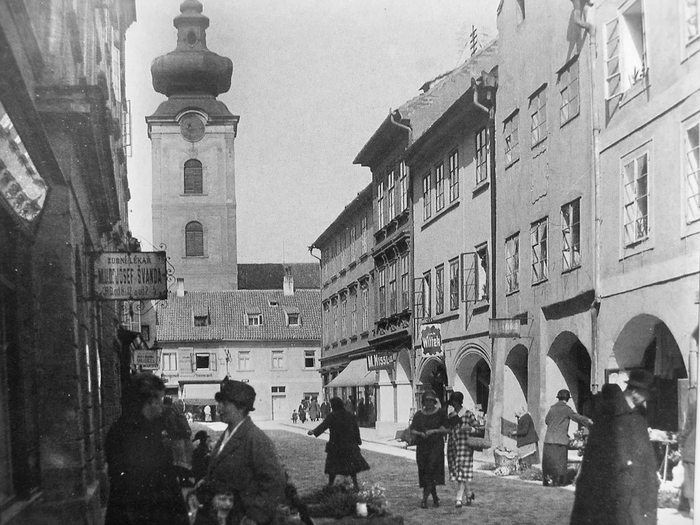 Piaristická ulice z náměstí ke klášteru v čase první republiky.