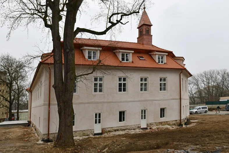 Zámeček v Poříčí utekl hrobníkovi z lopaty.