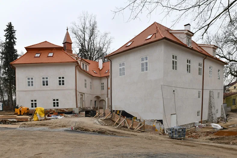 Zámeček v Poříčí utekl hrobníkovi z lopaty.