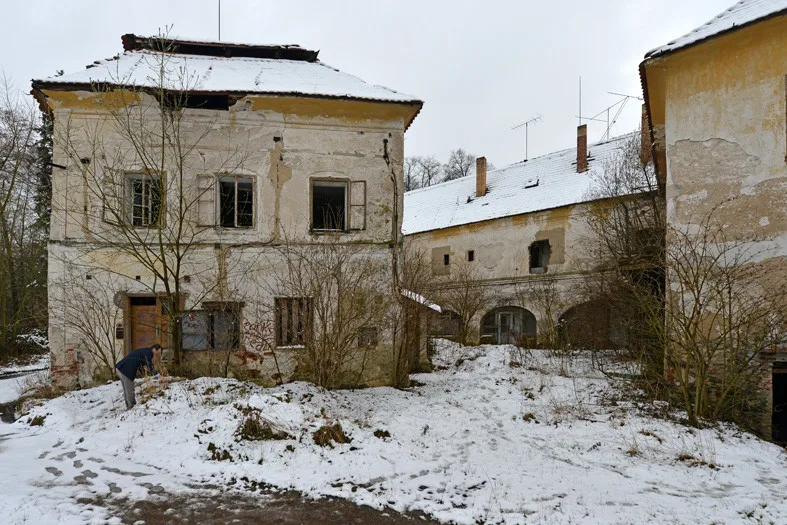 Zámeček v Poříčí utekl hrobníkovi z lopaty.