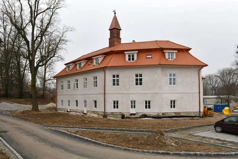 Zámeček v Poříčí utekl hrobníkovi z lopaty.