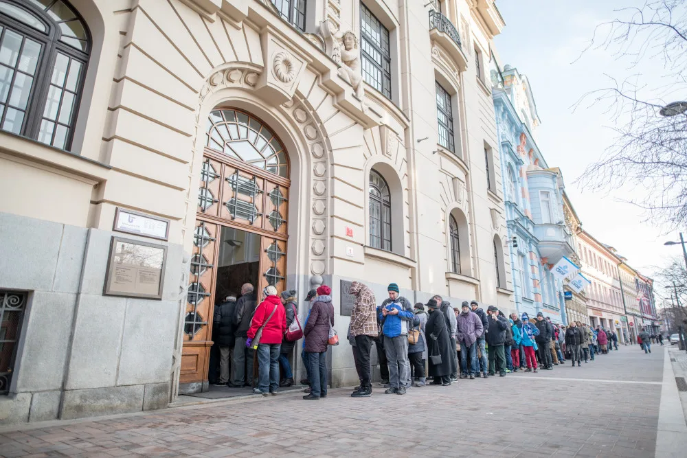 Před Českou národní bankou v Českých Budějovicích stály dlouhé fronty.