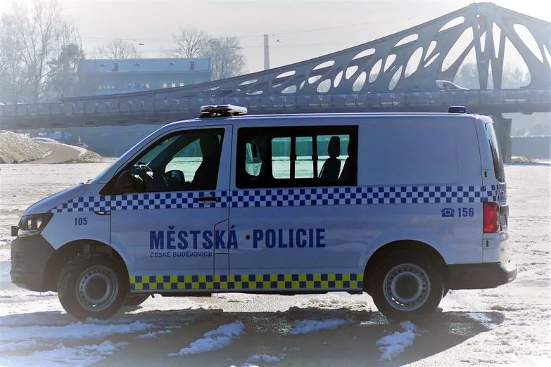 Českobudějovičtí strážníci mají nové auto, použijí ho při odchytu zvířat a opilců