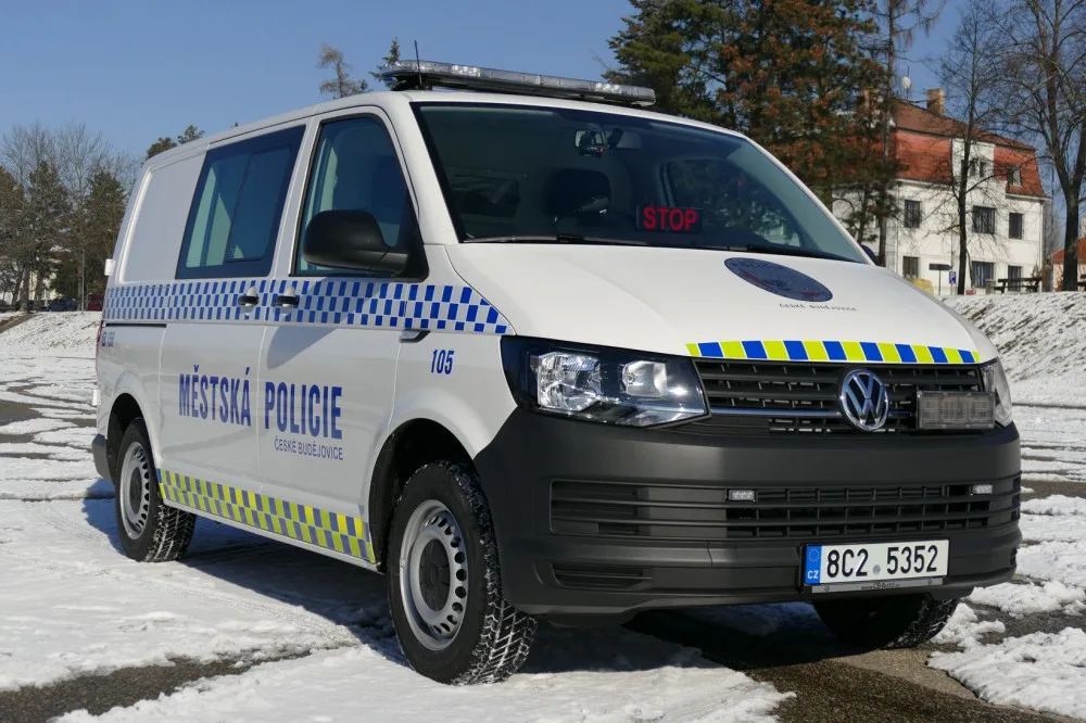 Českobudějovičtí strážníci mají nové auto, použijí ho při odchytu zvířat a opilců