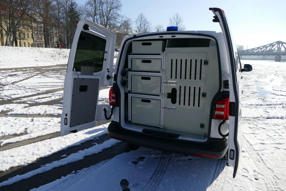 Českobudějovičtí strážníci mají nové auto, použijí ho při odchytu zvířat a opilců