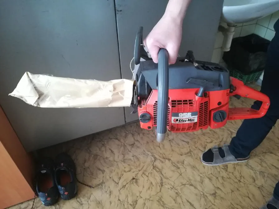 Muž vyrazil do obchodu s nastartovanou motorovkou