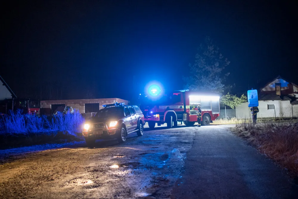 Mezi Nemanicemi a Hrdějcemi stojí havarovaný vlak. Nehodu vyšetřuje kriminálka