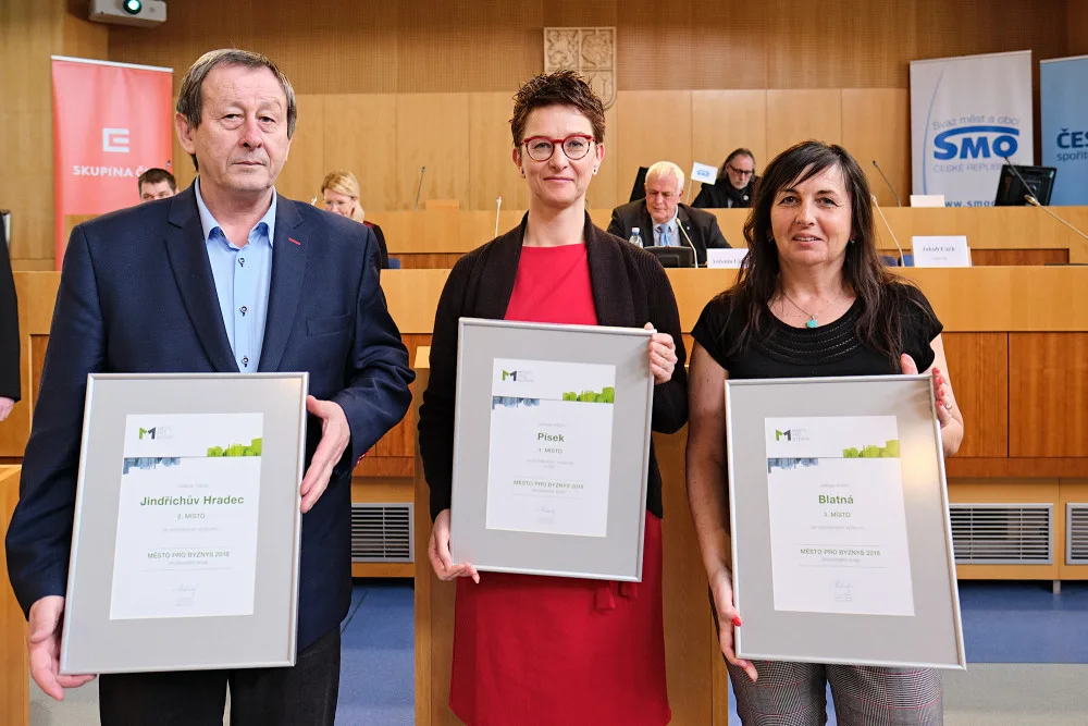 Zleva starosta Stanislav Mrvka, místostarostka Petra Trambová a starostka Kateřina Malečková