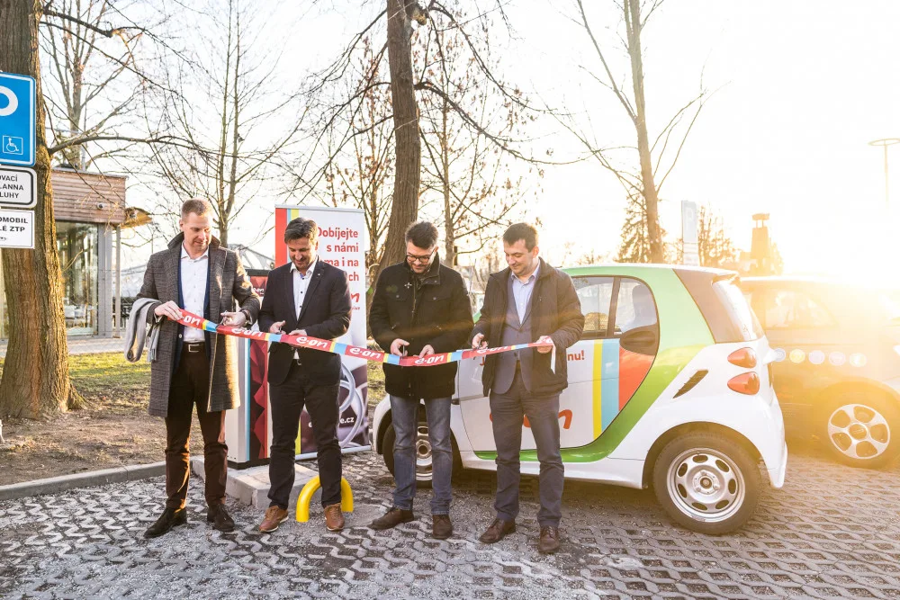 Elektromobily se mohou nabíjet i u náplavky. E.ON otevřel druhou dobíjecí stanici v Budějcích