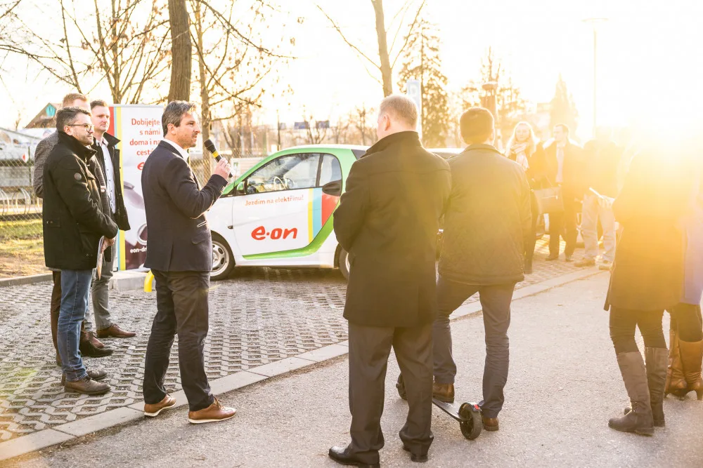 Elektromobily se mohou nabíjet i u náplavky. E.ON otevřel druhou dobíjecí stanici v Budějcích