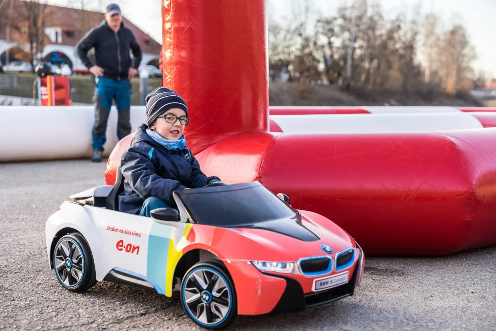 Elektromobily se mohou nabíjet i u náplavky. E.ON otevřel druhou dobíjecí stanici v Budějcích