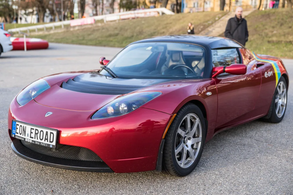 Elektromobily se mohou nabíjet i u náplavky. E.ON otevřel druhou dobíjecí stanici v Budějcích