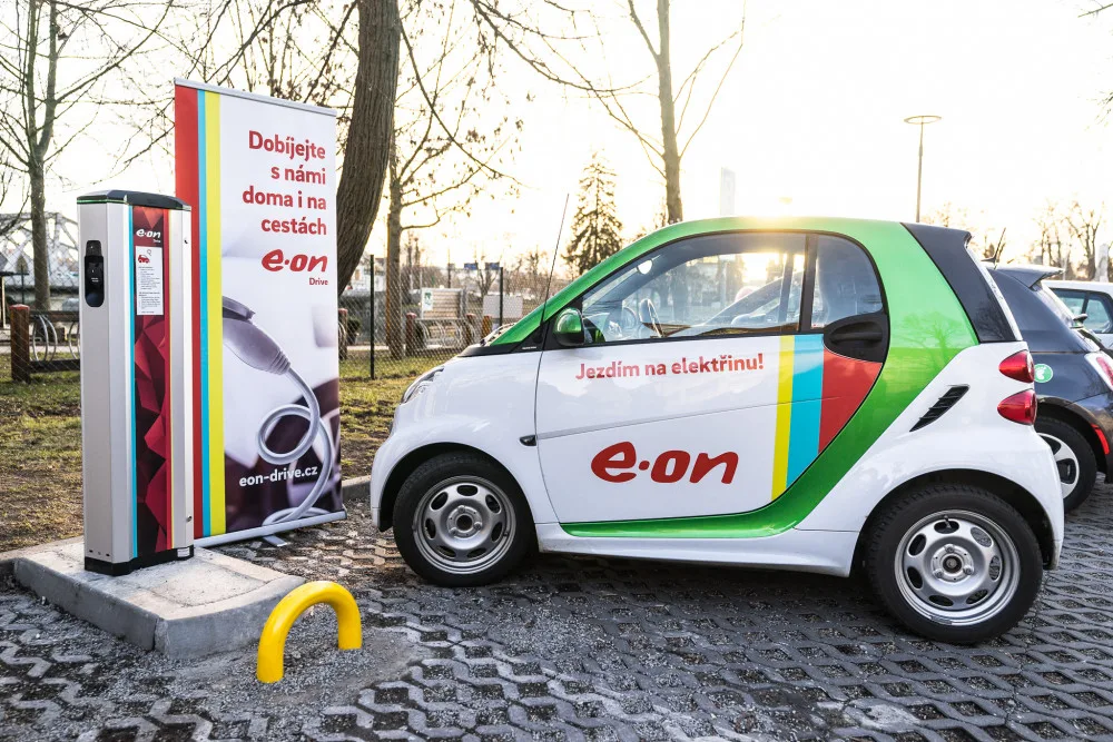 Elektromobily se mohou nabíjet i u náplavky. E.ON otevřel druhou dobíjecí stanici v Budějcích