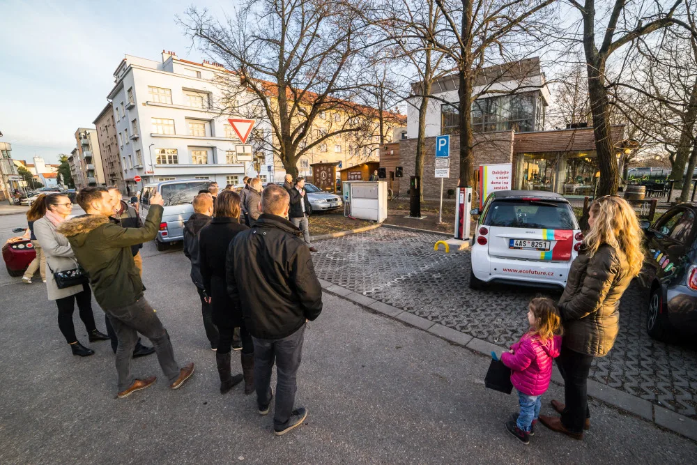 Elektromobily se mohou nabíjet i u náplavky. E.ON otevřel druhou dobíjecí stanici v Budějcích