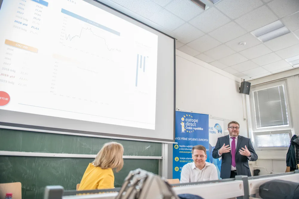Na Jihočeské univerzitě se debatovalo o euru. Přednáška trhla návštěvnický rekord