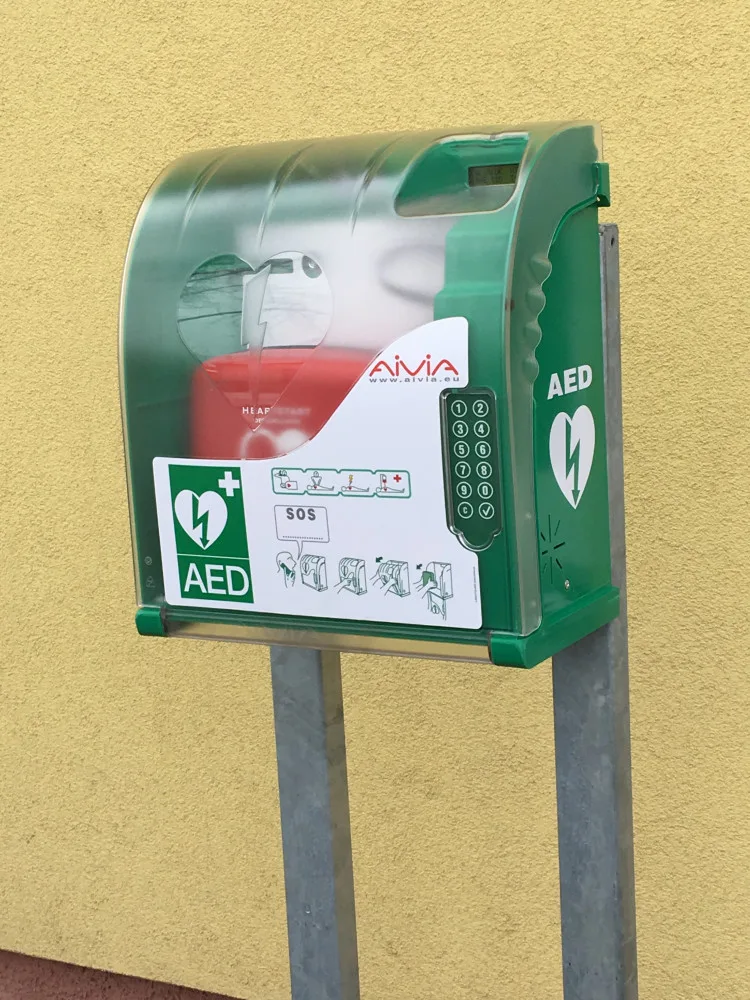 AED s úložnou skříní na Hasičské zbrojnici Rudolfov