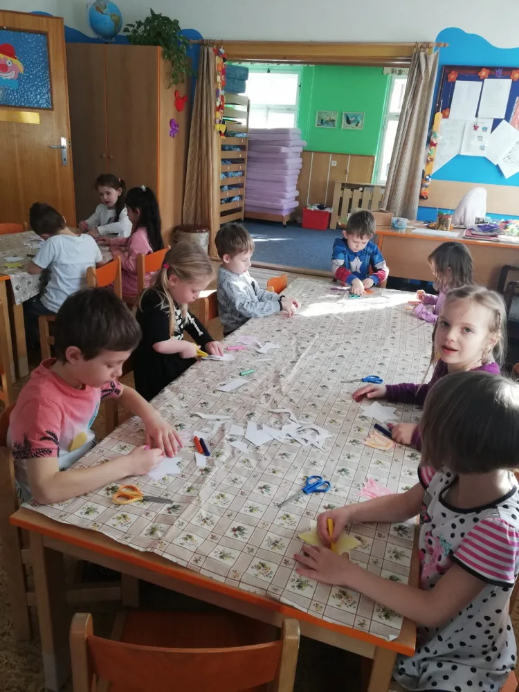Děti z Mateřské školy Vrchlického nábřeží přály na náměstí ženám k svátku