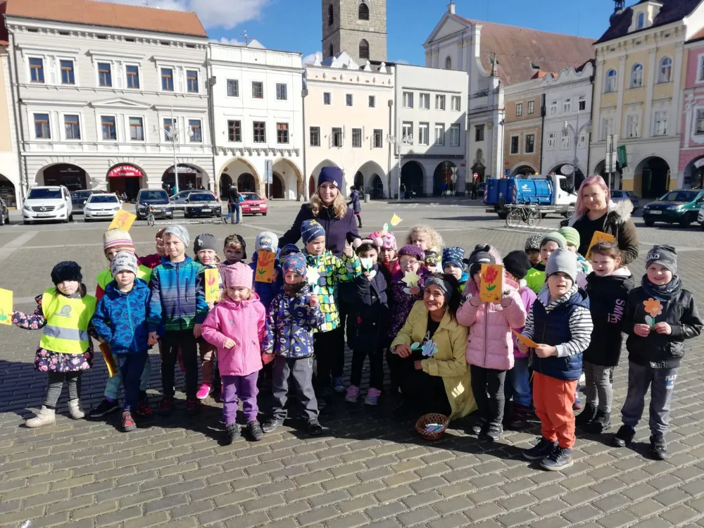 Děti z Mateřské školy Vrchlického nábřeží přály na náměstí ženám k svátku