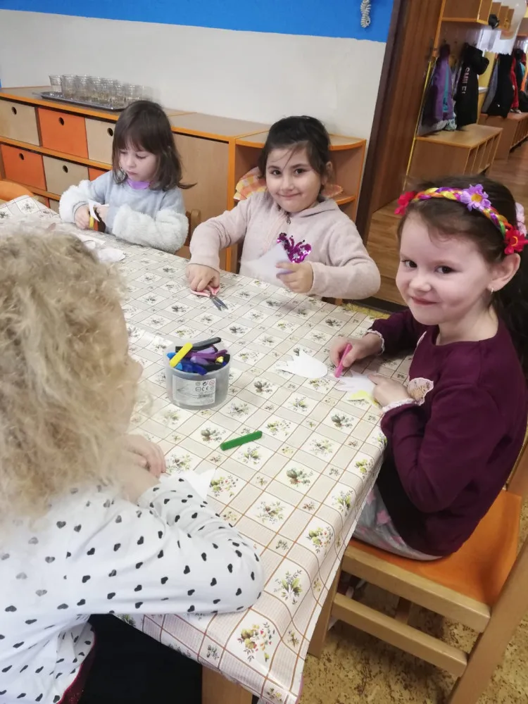Děti z Mateřské školy Vrchlického nábřeží přály na náměstí ženám k svátku