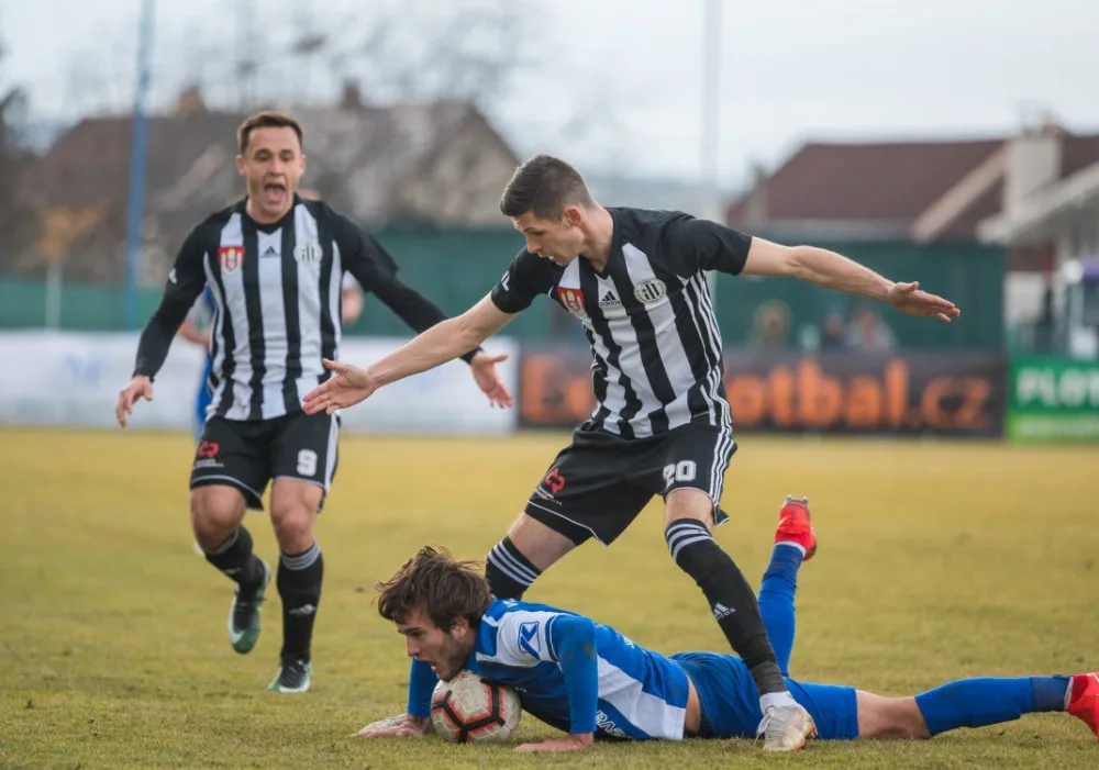 Fotbalisté Dynama vezou z Prostějova další výhru a drží se v čele soutěže