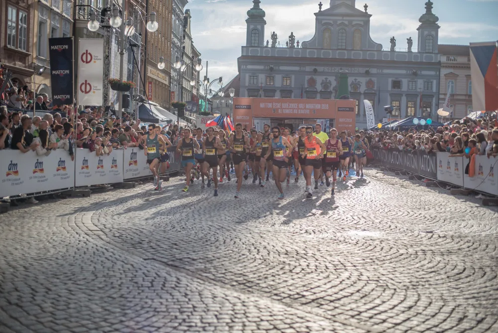 Budějcký půlmaraton se letos koná na Den dětí.