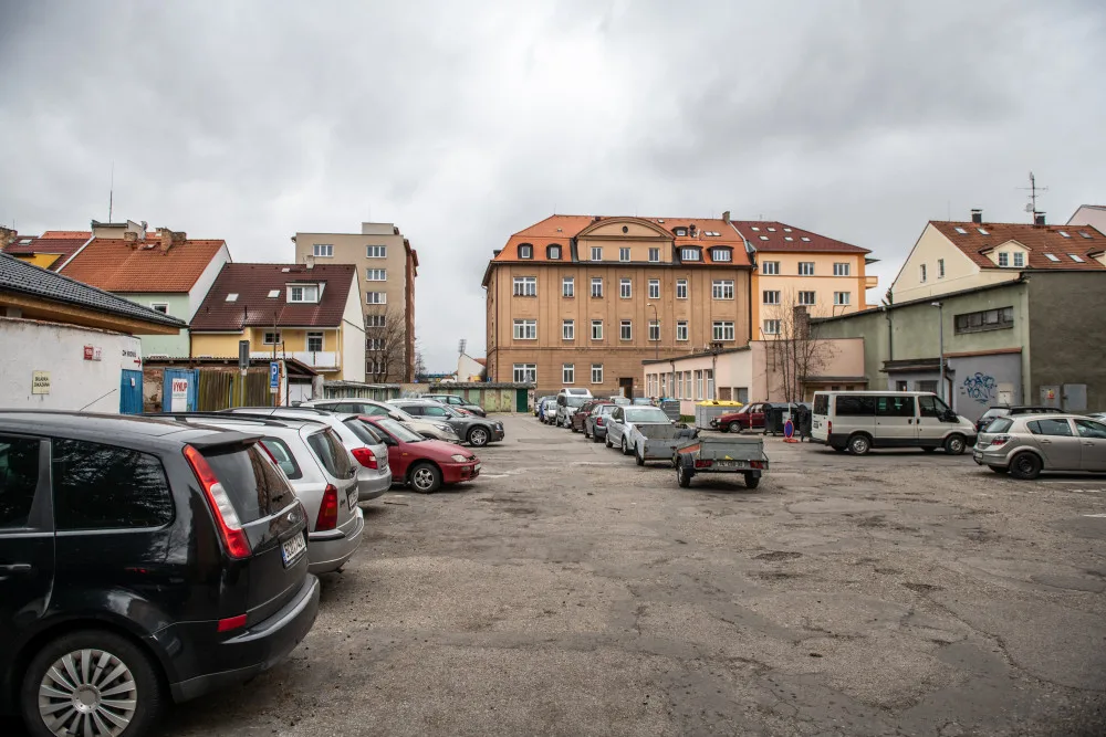 Parkování u Komenského ulice.