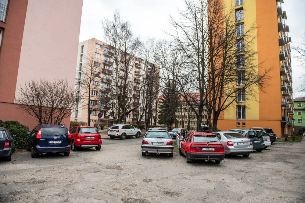 Parkování u Komenského ulice.