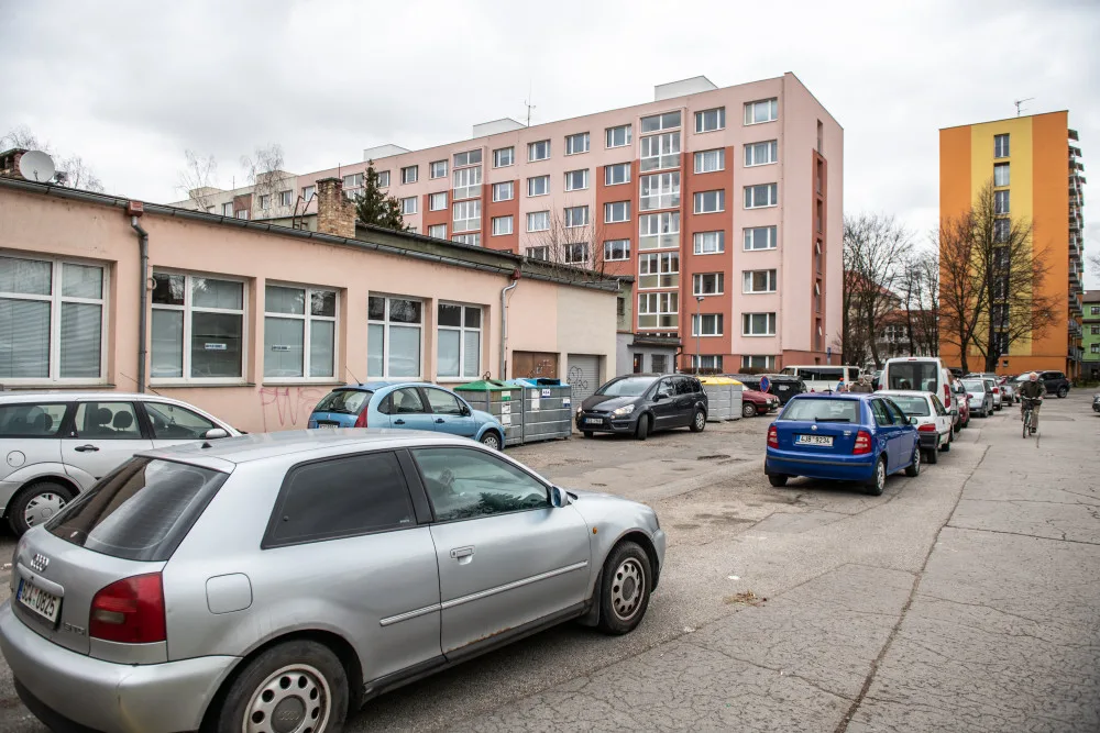 Parkování u Komenského ulice.