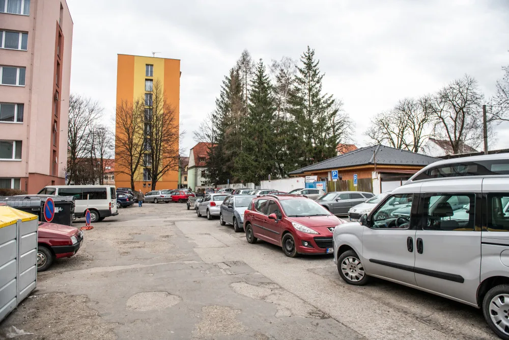 Parkování u Komenského ulice.