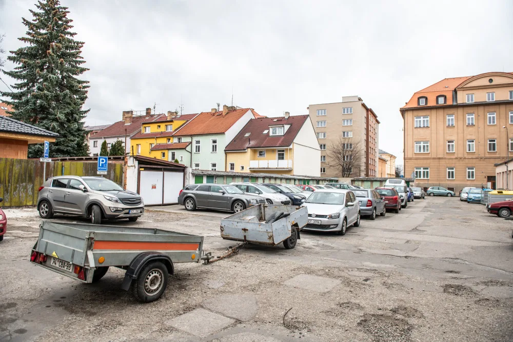 Parkování u Komenského ulice.