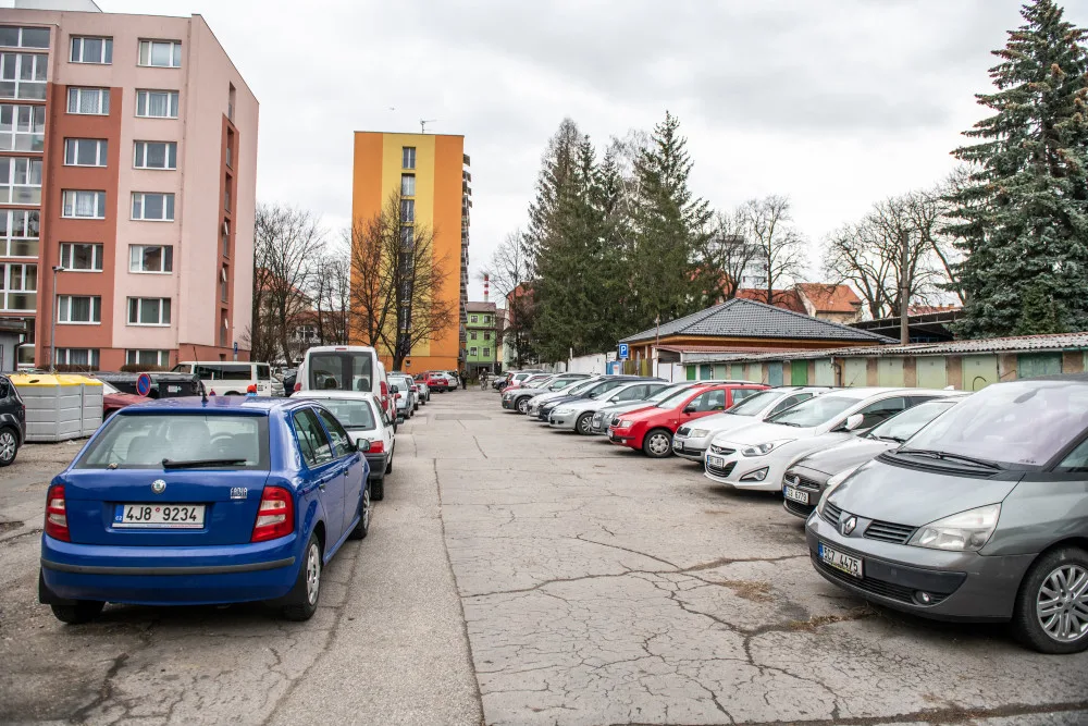 Parkování u Komenského ulice.