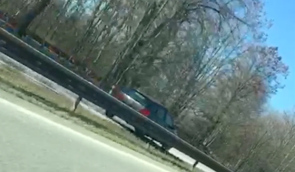 Auto v protisměru.