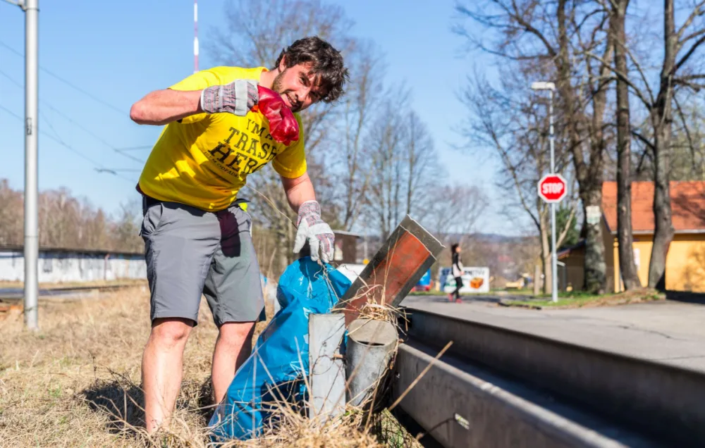 Trash Hero dělá města hezčí. Ruku k dílu přidá i Drbna