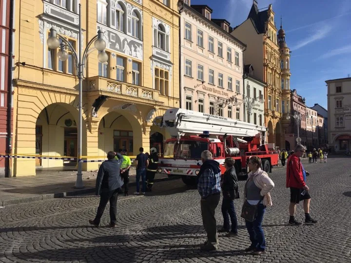 Upadlý kus omítky mohl někoho vážně zranit.