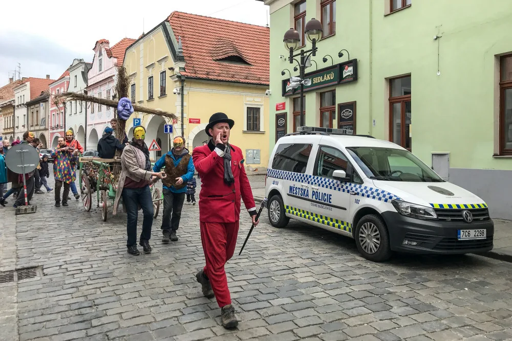 V Budějcích vyprovodili zimu, zapálenou Moranu hodili do řeky