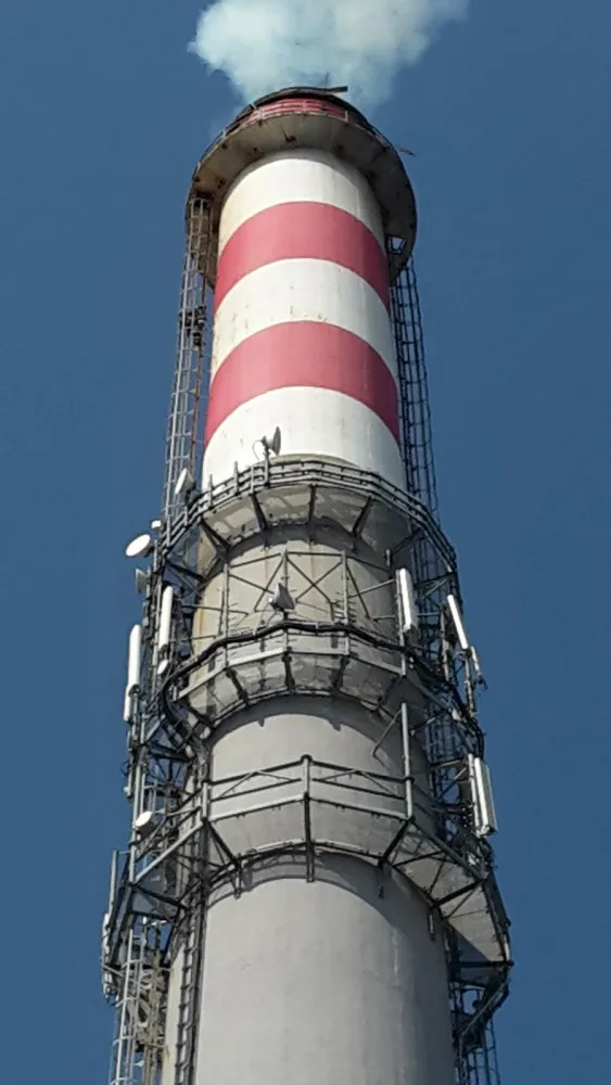 Velmi obtížný zásah mají za sebou jihočeští hasiči, kteří zasahovali v Energetickém centru v Otíně, kde na více než stometrovém komíně uvolnily plechy.