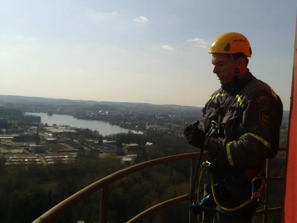 Velmi obtížný zásah mají za sebou jihočeští hasiči, kteří zasahovali v Energetickém centru v Otíně, kde na více než stometrovém komíně uvolnily plechy.