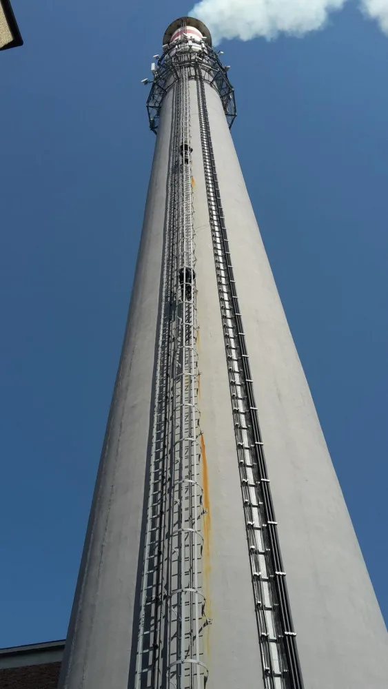 Velmi obtížný zásah mají za sebou jihočeští hasiči, kteří zasahovali v Energetickém centru v Otíně, kde na více než stometrovém komíně uvolnily plechy.