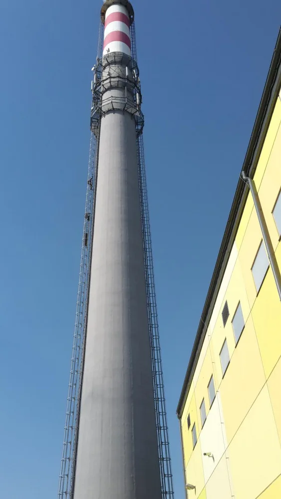 Velmi obtížný zásah mají za sebou jihočeští hasiči, kteří zasahovali v Energetickém centru v Otíně, kde na více než stometrovém komíně uvolnily plechy.
