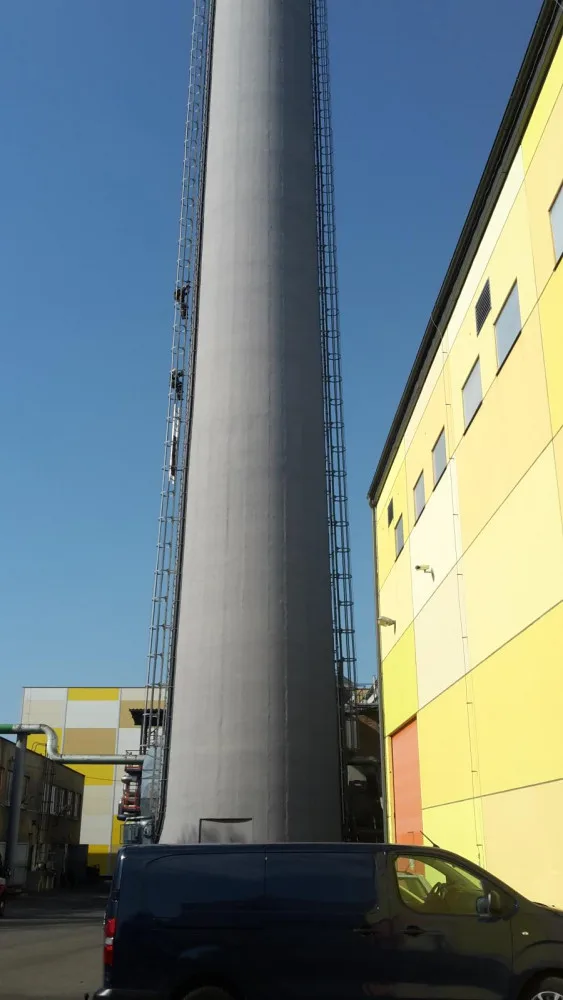 Velmi obtížný zásah mají za sebou jihočeští hasiči, kteří zasahovali v Energetickém centru v Otíně, kde na více než stometrovém komíně uvolnily plechy.