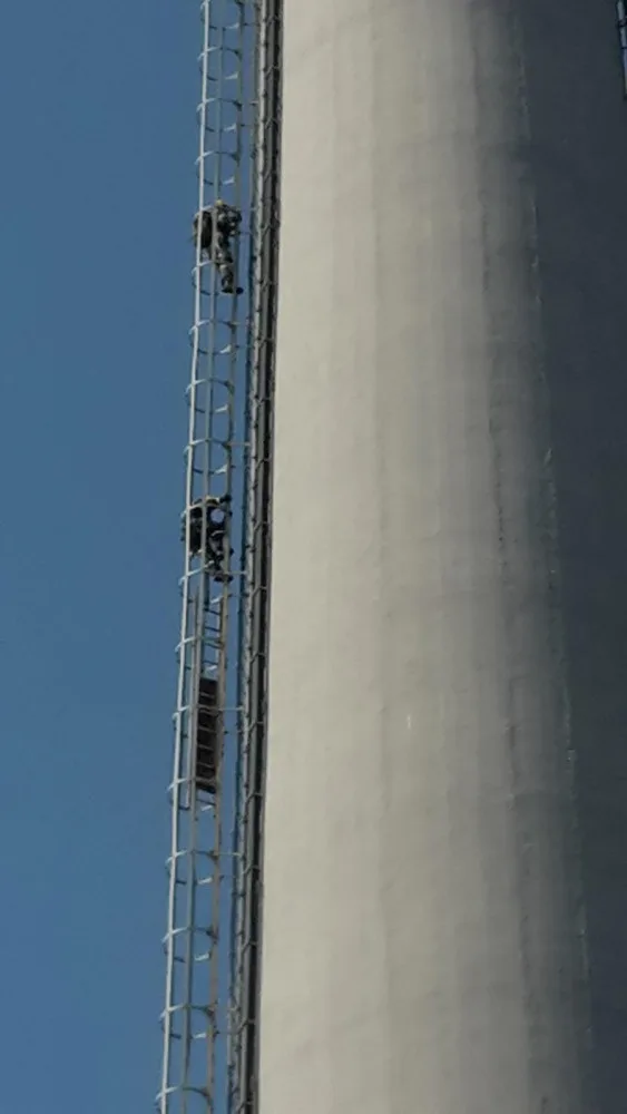 Velmi obtížný zásah mají za sebou jihočeští hasiči, kteří zasahovali v Energetickém centru v Otíně, kde na více než stometrovém komíně uvolnily plechy.
