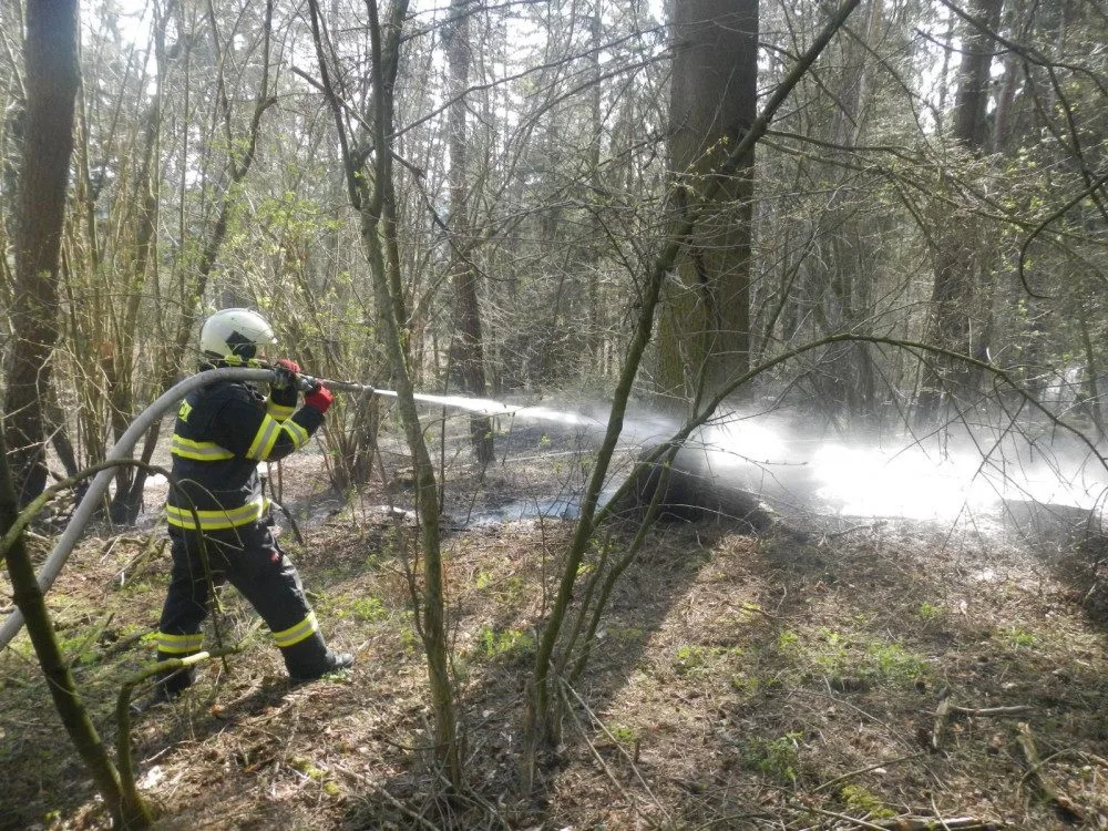 Přibývá požárů v přírodním prostředí, duben je extrémní