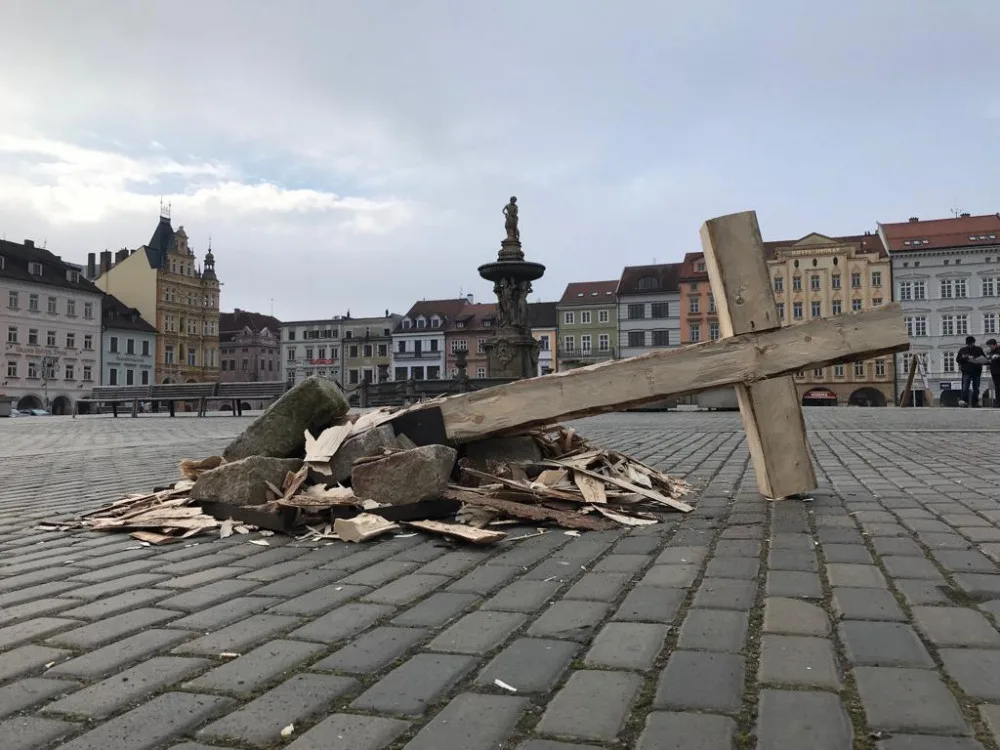 Kříže na náměstí