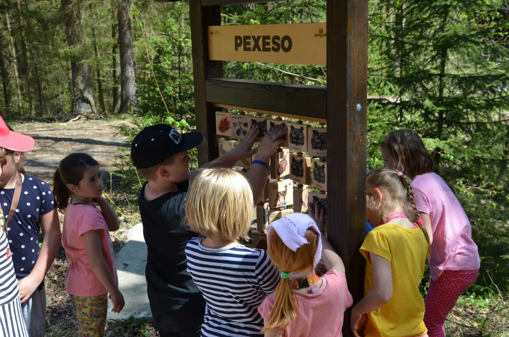 V Krumlově vznikla unikátní naučná stezka, nabízí pětatřicet hravých interaktivních prvků o přírodě
