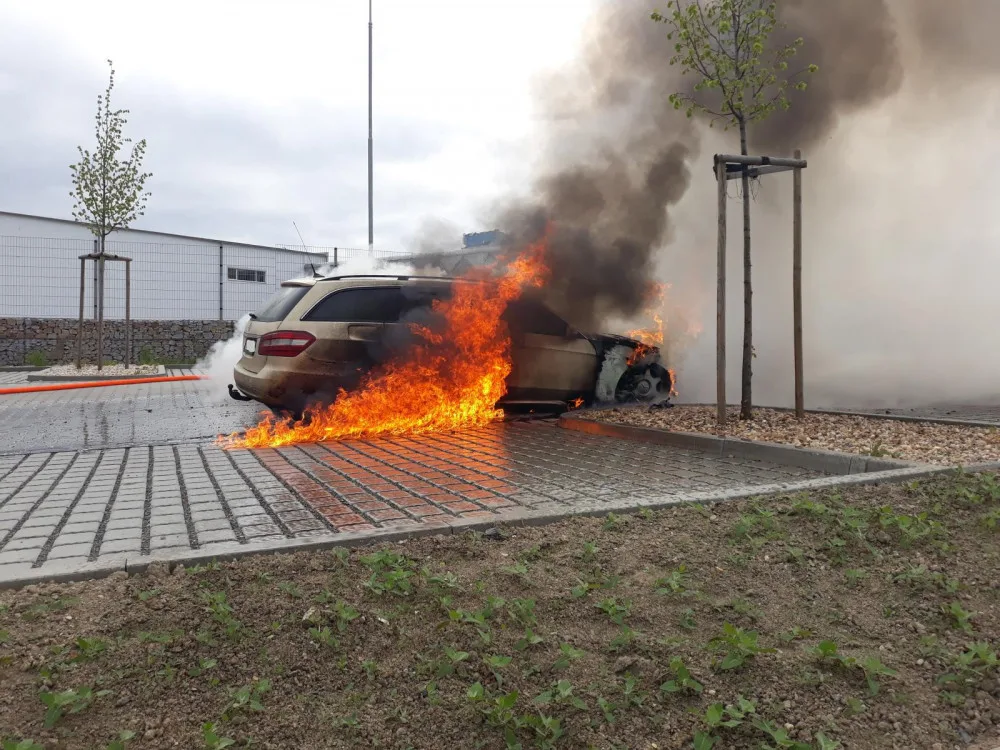 V Plané hořel Mercedes, škoda je sto padesát tisíc korun