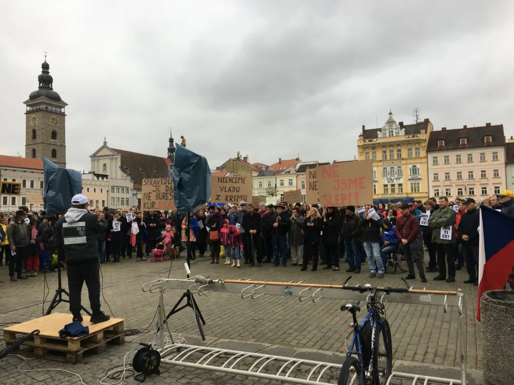 Na náměstí demonstrovali lidé za nezávislost justice. Přidali se k akci Nejsme slepí!