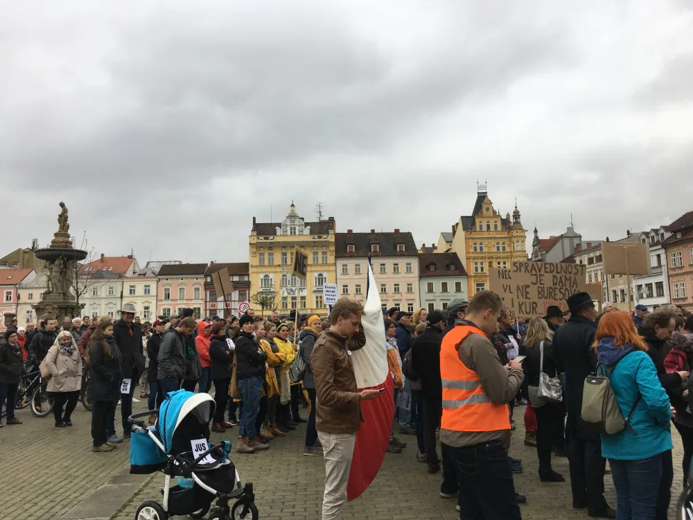 Na náměstí demonstrovali lidé za nezávislost justice. Přidali se k akci Nejsme slepí!