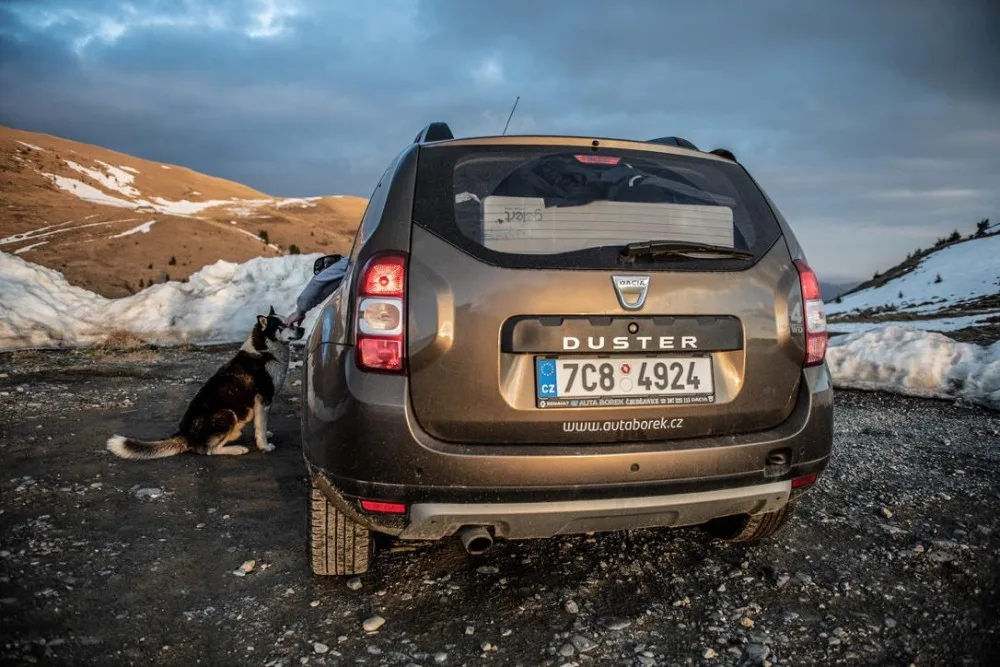 SUV nebylo nikdy dostupnější. Duster obstál na jihočeských silnicích i v rumunských horách.